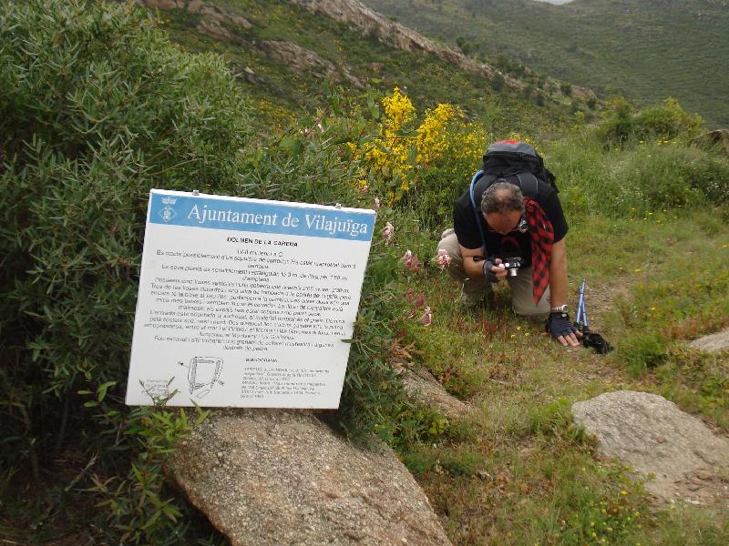 En Joan fotografiant una floreta