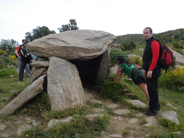 En Marc davant el Dolmen de la Carena