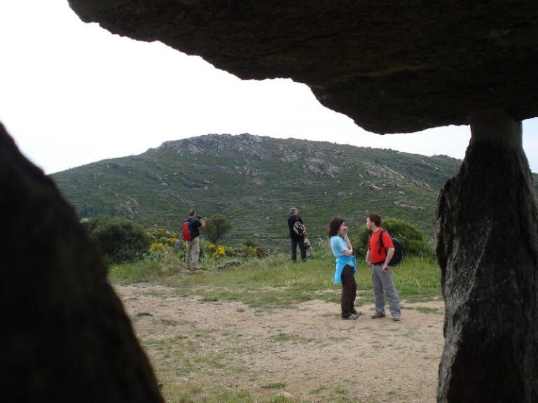 Part del grup fotografiat des de dins el Dolmen Vinyes Mortes I