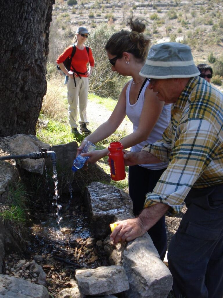 Agafant aigua a Mas de Carlets