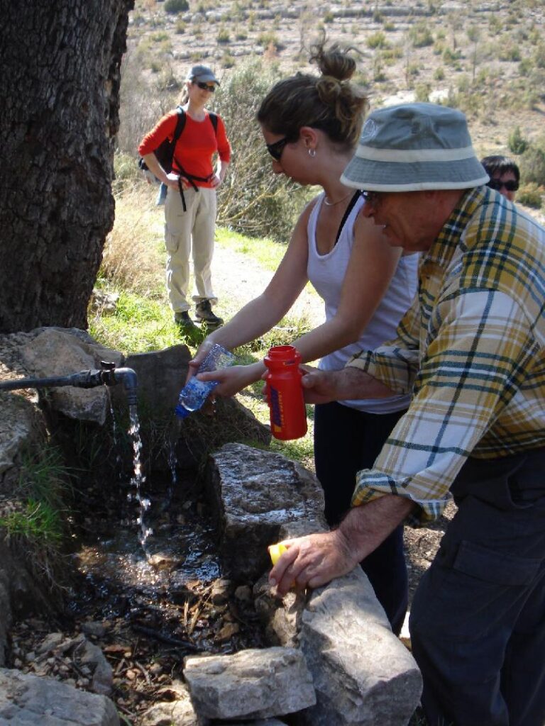 Agafant aigua a Mas de Carlets