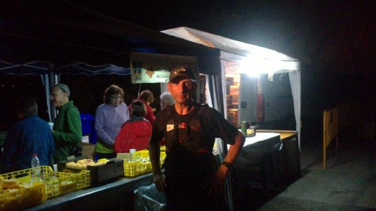 Carlos a l'avituallamen de Cavall Bernat