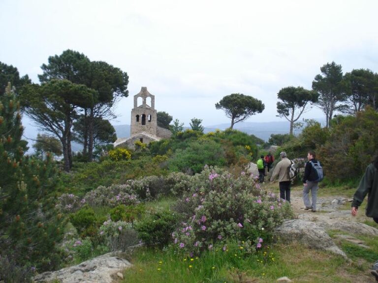 Arribant al poble de Santa Creu i Esglesia de Santa Helena