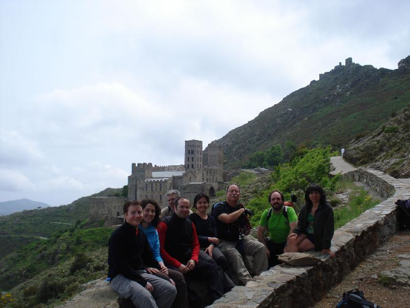 El grup davant de Sant Pere de Rodes i el Castell  de Sant Salvador