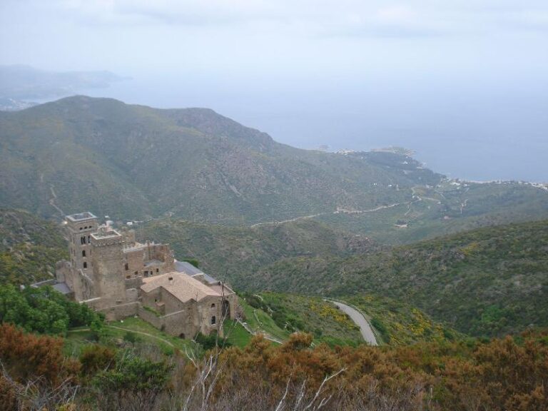 Sant Pere de Rodes des del cami al Castell
