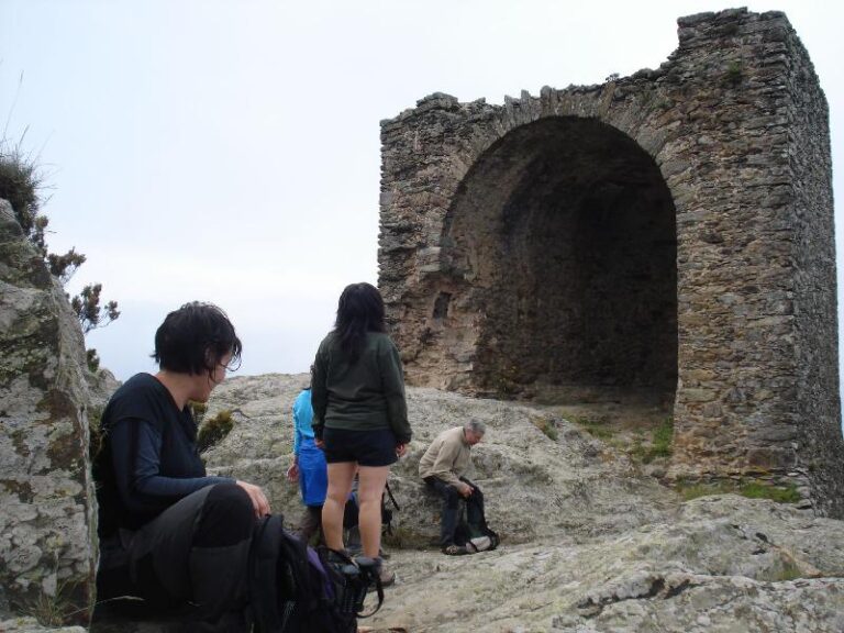 El grup es prepara per fer el bocata al Castell de Sant salvador de Verdera