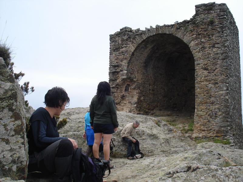 El grup es prepara per fer el bocata al Castell de Sant salvador de Verdera