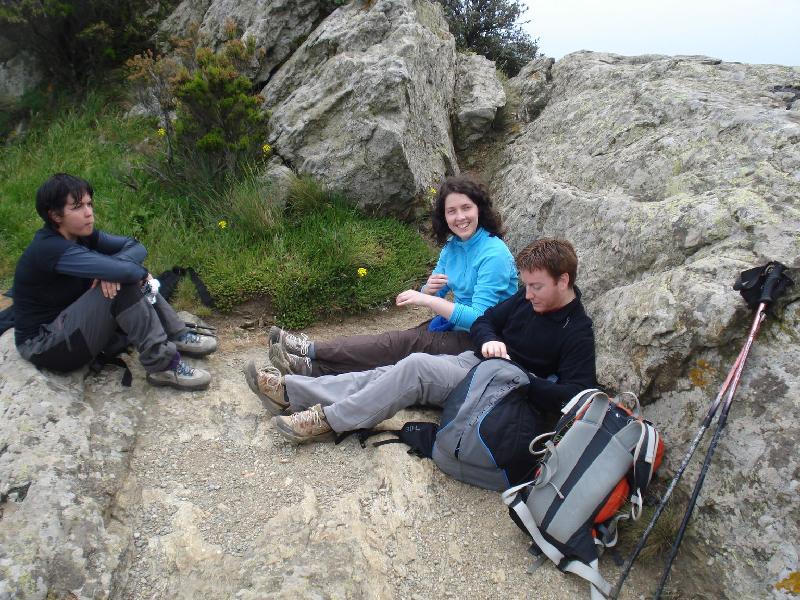 La Montse, la Cristina i en David fent el bocata al Castell