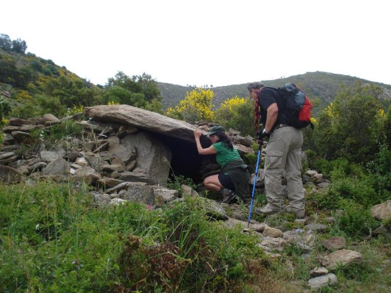 Visitant el Dolmen del Garrollar