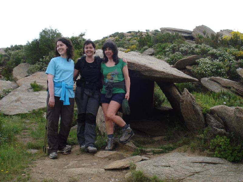 Cristina, Montse i dolores davant el Dolmen de la Talaia