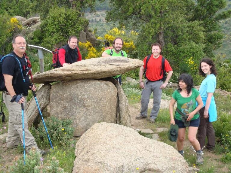 Part del grup al Dolmen de la Talaia