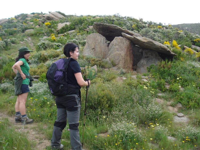 El grup arriba al Dolmen de la Carena