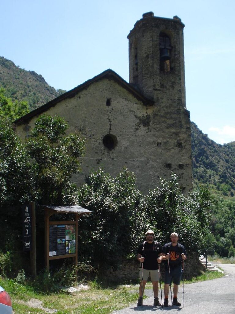 En Jordi i en Marc davant la Esglesia de Santa Eulalia de Estaon