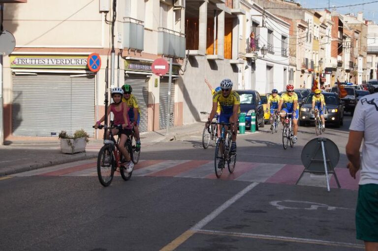 la flama portada per la penya ciclista