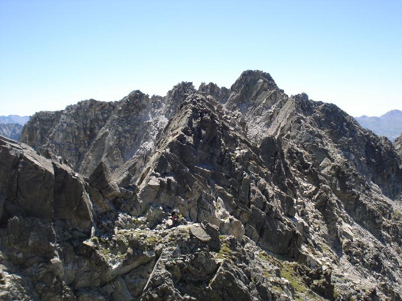 part del grup descansant al coll. al fons el comaloforno