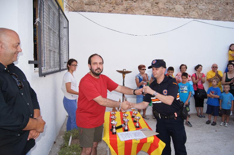 proteccio civil recull la flama en nom de la policia local
