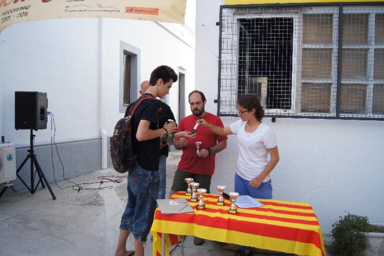 Lliurament de la flama al responsable de la foguera de can parellada