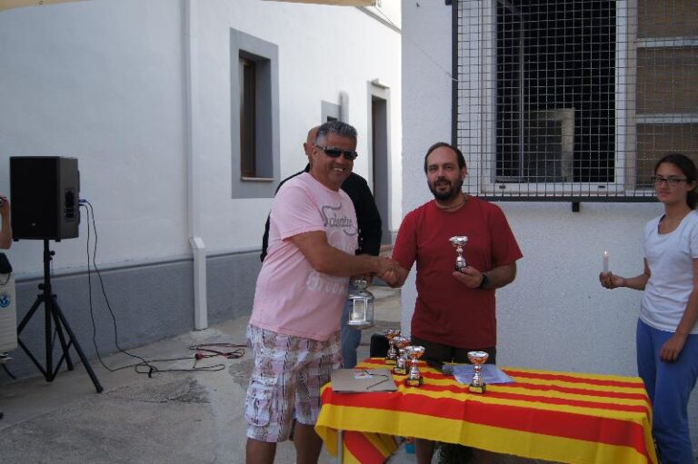 lliurament de la flama al responsable de la foguera de pla??a dels jocs