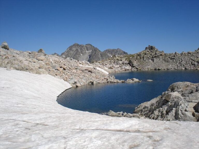l'estany gelat. al fons,  la punta alta (3014 mts)