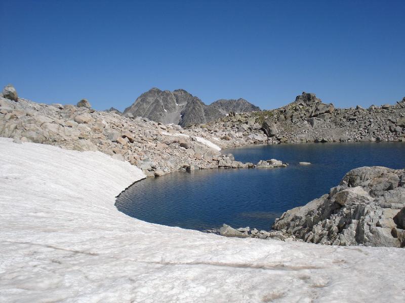 l'estany gelat. al fons, la punta alta (3014 mts)