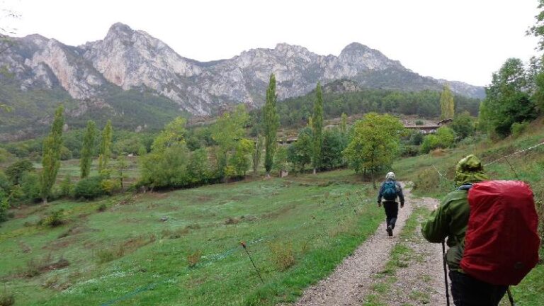 inici del cami. a la esquerra les penyes altes