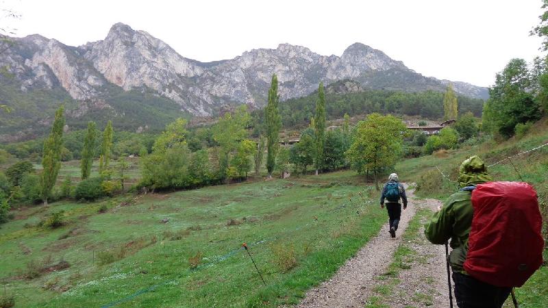 inici del cami. a la esquerra les penyes altes