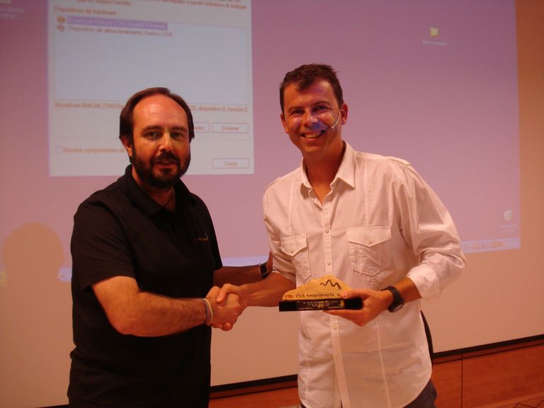 Jordi Sangra lliura obsequi a Francesc Mauri