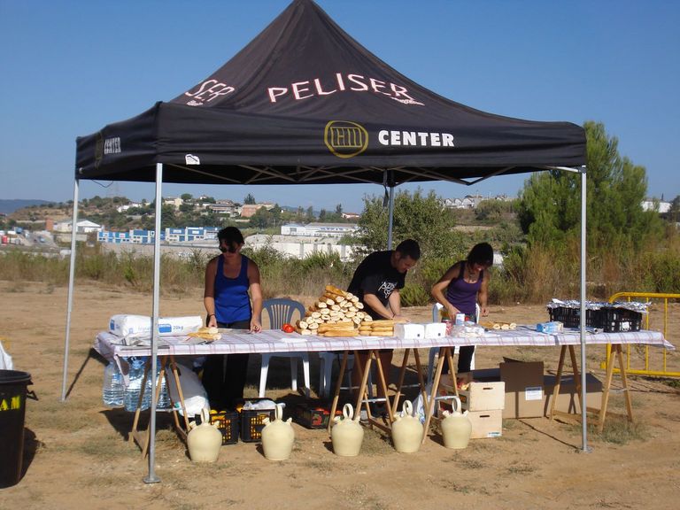 Preparant la botifarrada a la caminada popular