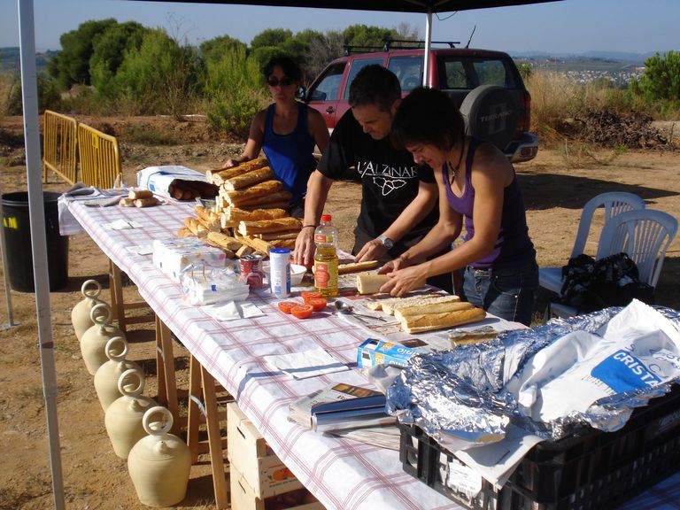 Isa, Xavi i Laura preparant els bocates de botifarra