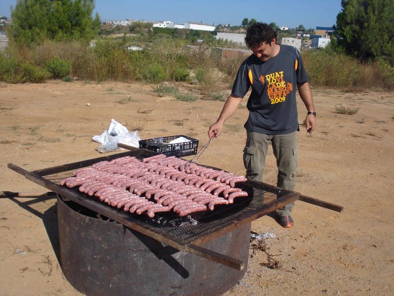 En Paco coent les botifarres a la caminada popular