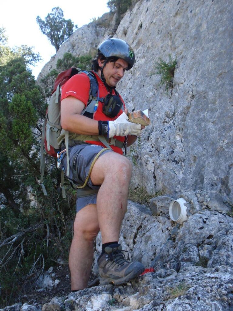 escribint al llibre de la ferrata