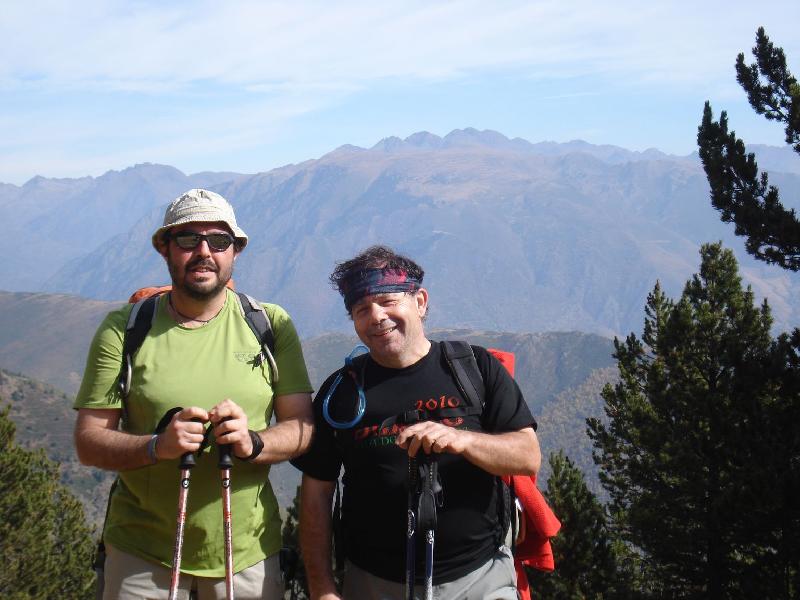 Els dos Jordis amb la Pica de Estats al darrera