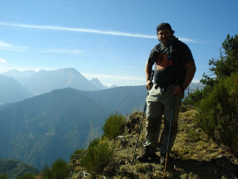 En Xavi amb els Encantats al darrera