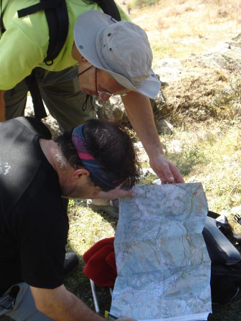 Un mal marcatge del cami, fa mirar el mapa als excursionistes