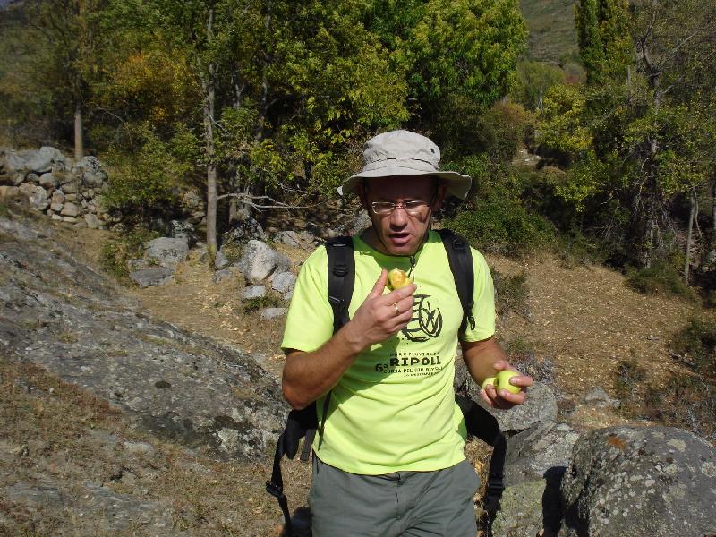 En Lluis menjant pomes