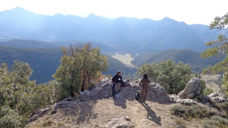 fent un mos a la esplanada del Castell de Roset