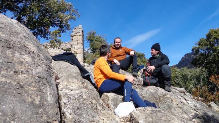 fent un mos davant el castell