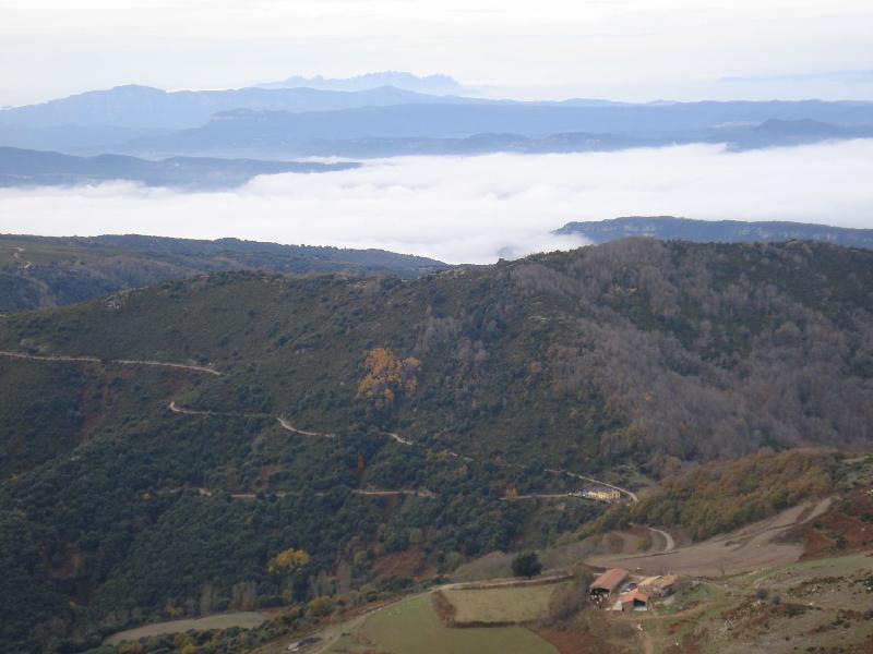 Vista del cami de Collformic al Pla de la Calma. Al fons, Montserrat