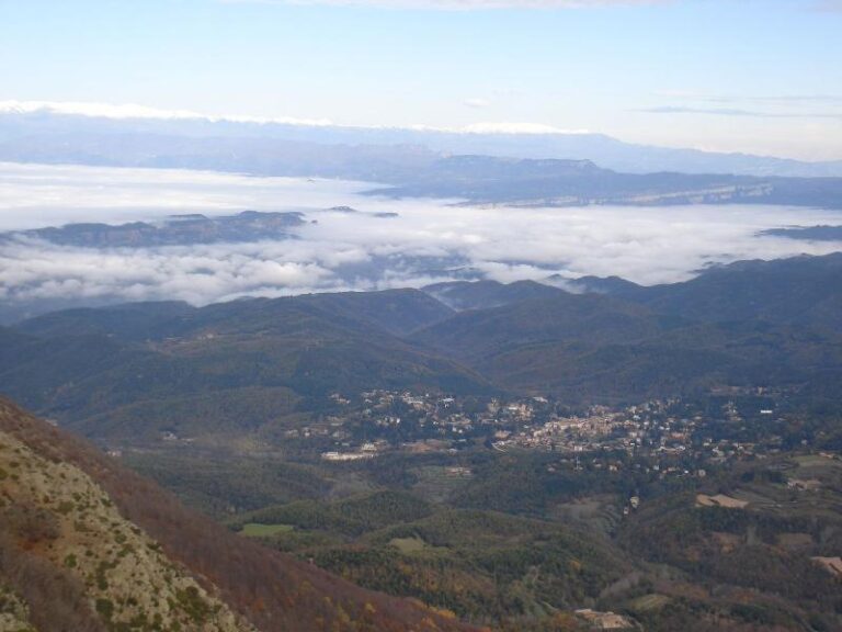 Viladrau, cingleres de Collsacabra i, al fons, el Canigo