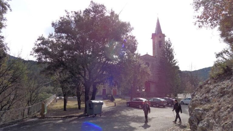 entrant a la Nou sota el santuari de Lurda