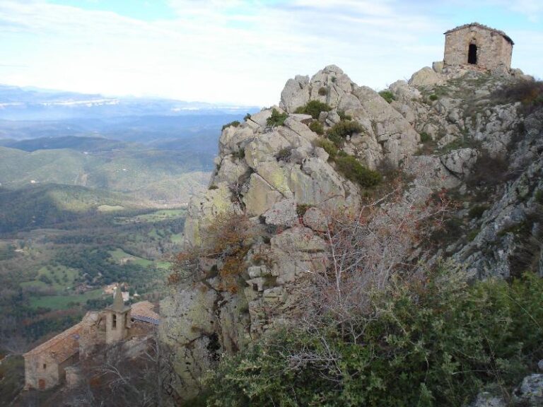 Sota de Sant Miquel dels Barretons es troba Sant Segimon