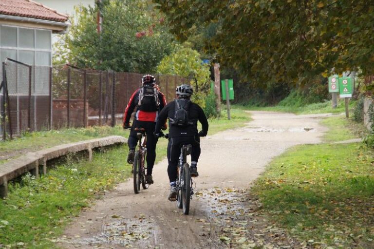 pedalant per la ruta del carrilet