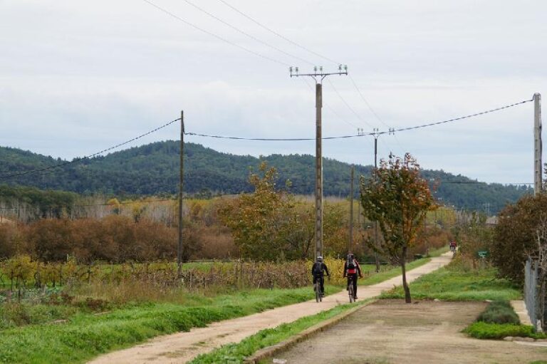 pedalant per la ruta del carrilet