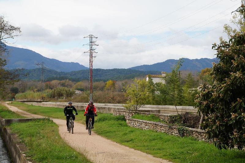 pedalant per la ruta del carrilet