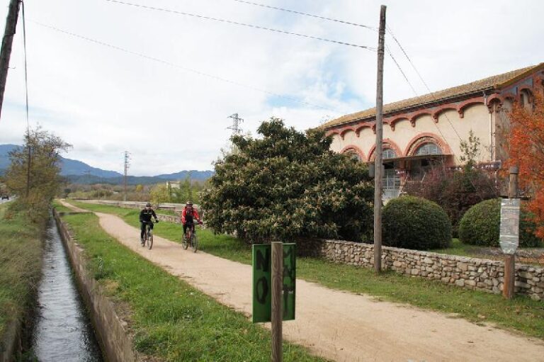 pedalant per la ruta del carrilet