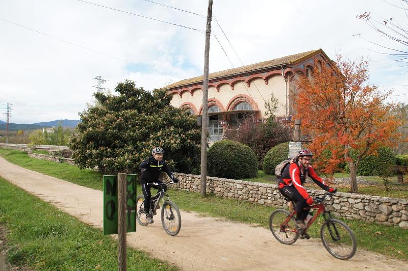pedalant per la ruta del carrilet