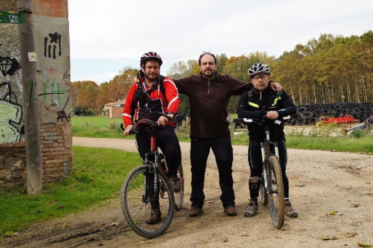 foto de grup: ciclistes i suport logistic