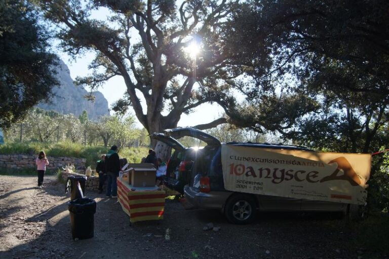 Esmorzar a Collbato. Pancarta 10 anys Club excursionista Anoia