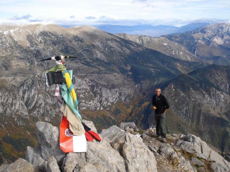 Carlos al cim fent una mossegada