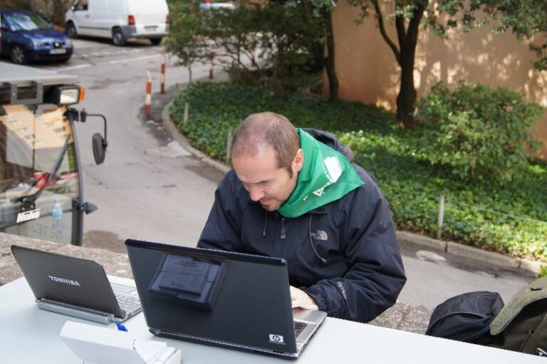 En Marc recollint les fotos del FotoFlash